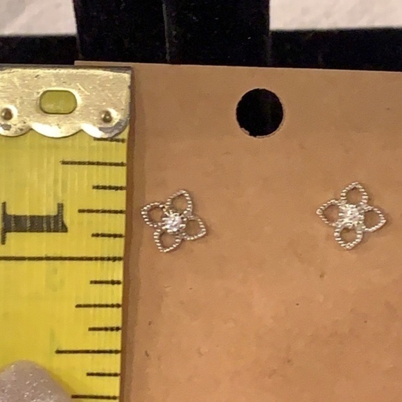Sterling silver small flower stud cz crystal 925 delicate earrings - Picture 6 of 7